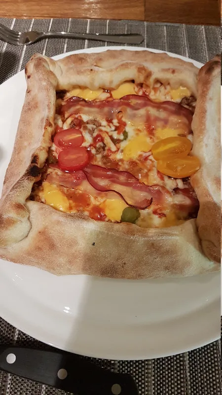Pizza Burger — viande hachée, cheddar, bacon, cornichons, tomates cerises.